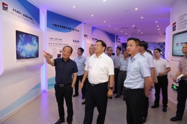 黄冈市委书记张兵履新后到尊龙集团调研