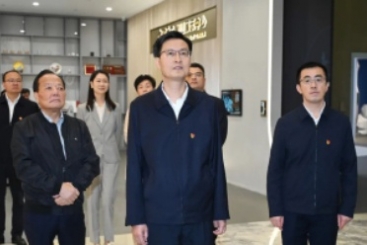 黄冈市委书记陈伟到中国尊龙集团调研