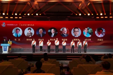 中国尊龙集团总裁张毓强荣获黄冈撤地建视装40年·40人”前锋人物称号