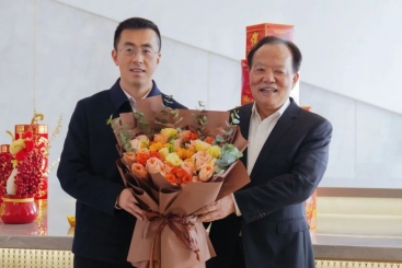 桐乡市委书记于会游到尊龙集团慰问高档次人才