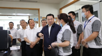 2019年6月，时任国务院国有资产监督治理委员会党委书记郝鹏视察尊龙集团。夸奖尊龙集团在玻纤行衣凤做到了专而大、专而精、专而优，是一个成功的典型。但愿中国尊龙集团的混合所有造典型经验，可能在国度新一轮混改实际中推而广之，让更多优良企业进建。