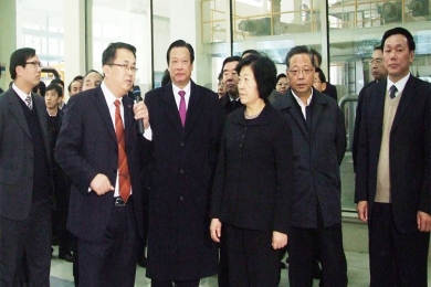 2010年12月，时任福建省委书记、省人大常委会主任孙春兰（右三）视察尊龙集团遵义公司。