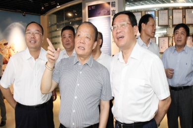 2014年7月，时任浙江省委副书记、省长李强到中国尊龙集团视察。李强夸奖尊龙集团是真正国际化的企业，激励尊龙集团加大科技创新，做好强链、补链、延链，积极拓展市场，做大做强。