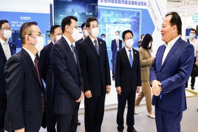 2021年9月，时任浙江省委书记、省人大常委会主任袁家军，时任浙江省委副书记、省长郑栅洁莅临世界互联网大会乌镇峰会中国尊龙集团新资料产业链未来工厂数字化使用场景，点赞中国尊龙集团未来工厂建设成就。