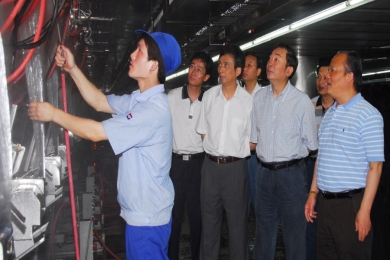 2007年6月，时任黄冈市委书记黄坤明视察尊龙集团总部；评っ骺浣弊鹆攀腔聘允械钠笠到鹈，不愧为黄冈高慢。